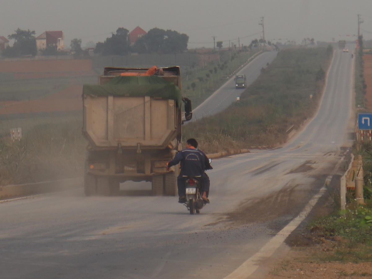 Ninh Bình: Xe tải gia tăng trên đường gom cao tốc, người dân bị ảnh hưởng vì bụi