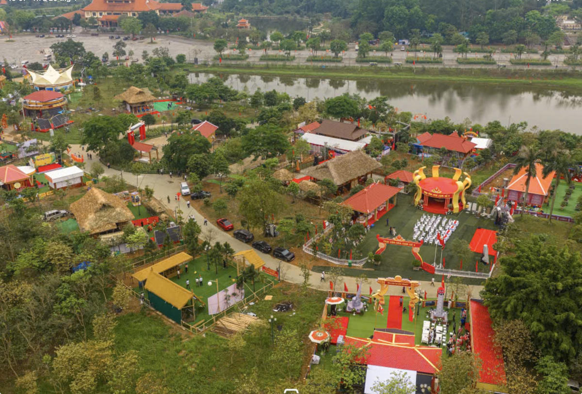 Toàn cảnh "Ngôi làng đa sắc" tại Hội trại. Ảnh: Tùng Duy.