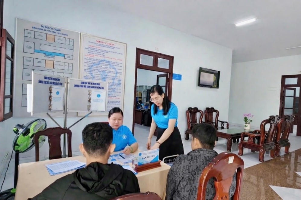 Mô hình “Bàn tư vấn chính sách BHXH tự nguyện, BHYT hộ gia đình” tại sảnh Bộ phận Tiếp nhận và Trả kết quả do BHXH cơ sở Vị Tân triển khai đã đem lại nhiều "trái ngọt". Ảnh: Kim Thảo