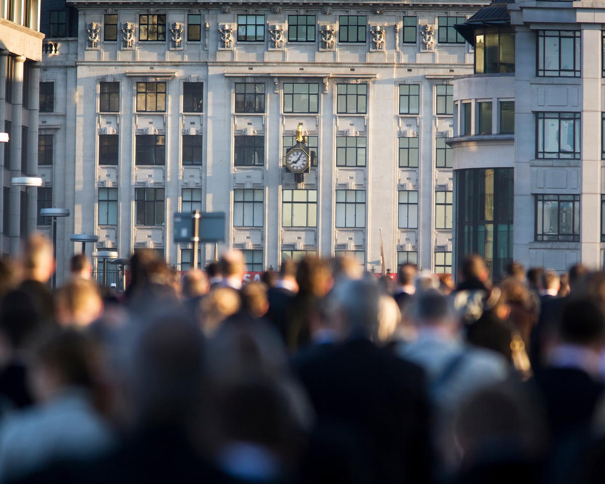 Người dân đi bộ qua cầu London để đến làm việc tại khu tài chính City of London. Nguồn: The Guardian.