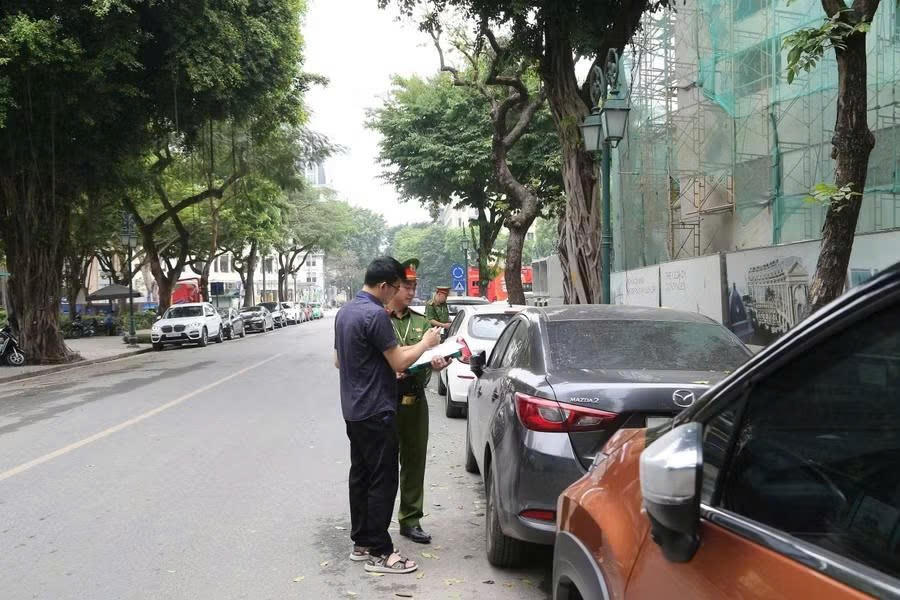 Công an phường Cửa Nam, TP Hà Nội kiên quyết xử lý đối với các trường hợp vi phạm trật tự đô thị.