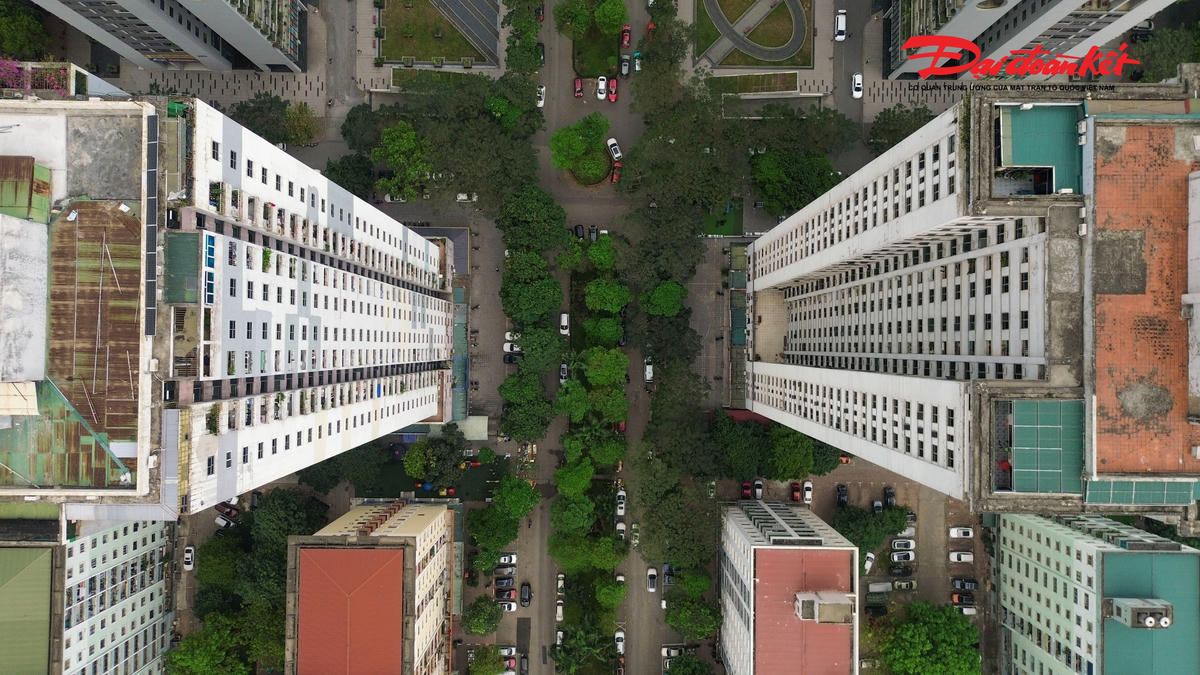 Dự án VP3 tăng chiều cao từ 29 lên 32 tầng, xây tăng số lượng căn hộ từ 192 đến 451 căn, vượt 259 căn so với quy hoạch. Dự án VP5 cũng tăng chiều cao từ 29 lên 33 tầng, xây tăng số lượng căn hộ từ 216 lên 805 căn.