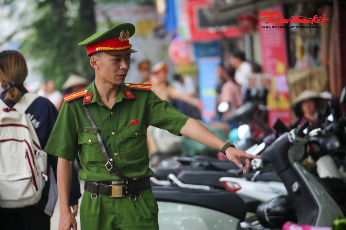Không chỉ tập trung xử lý dưới lòng đường, lực lượng chức năng còn kết hợp tuyên truyền, nhắc nhở các hộ kinh doanh, người dân chấp hành quy định về sử dụng vỉa hè, đỗ xe đúng nơi quy định, góp phần bảo đảm “đường thông, hè thoáng”.