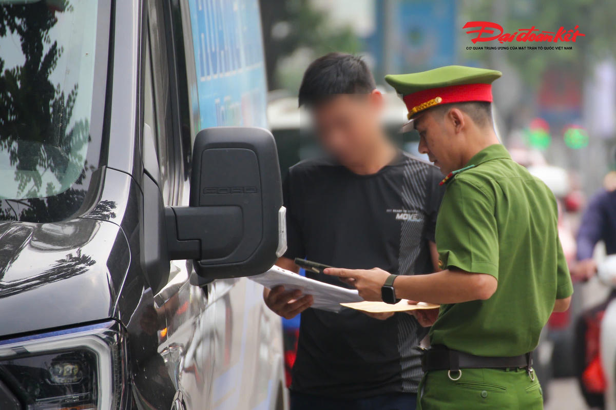 Ghi nhận sáng 20/4/2026, lực lượng chức năng tổ chức kiểm tra trên tuyến Nguyễn Trãi (phường Thanh Xuân) khu vực đang triển khai nhiều hạng mục thi công, lòng đường bị thu hẹp, tiềm ẩn nguy cơ ùn tắc giao thông. Dù đã được lắp đặt đầy đủ biển báo cấm dừng, đỗ, song vẫn xuất hiện tình trạng một số phương tiện cố tình vi phạm, gây cản trở giao thông.