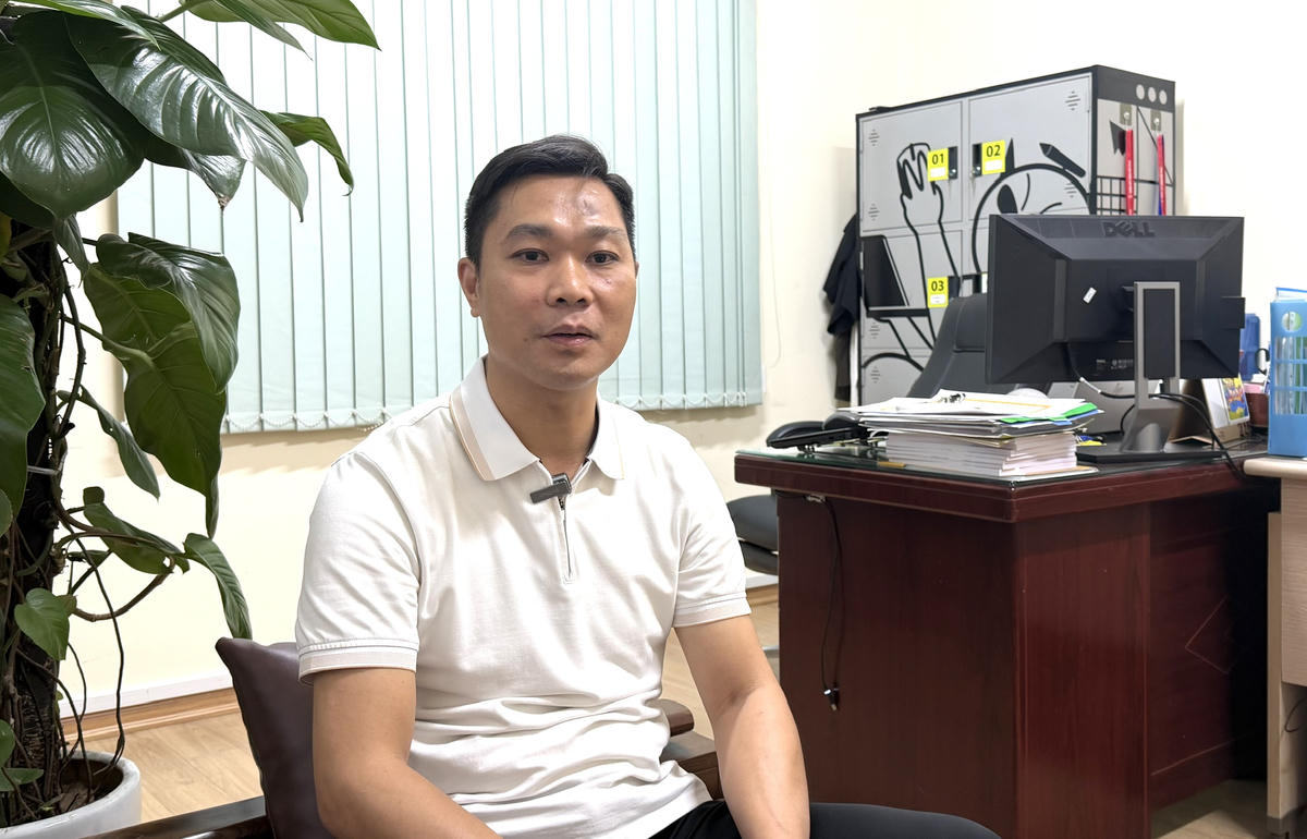 Ông&nbsp;Vũ Ngọc Thành – Phó Hiệu trưởng Trường THPT Phùng Khắc Khoan trao đổi với phóng viên Báo Đại đoàn kết. Ảnh: Nguyễn Hoài