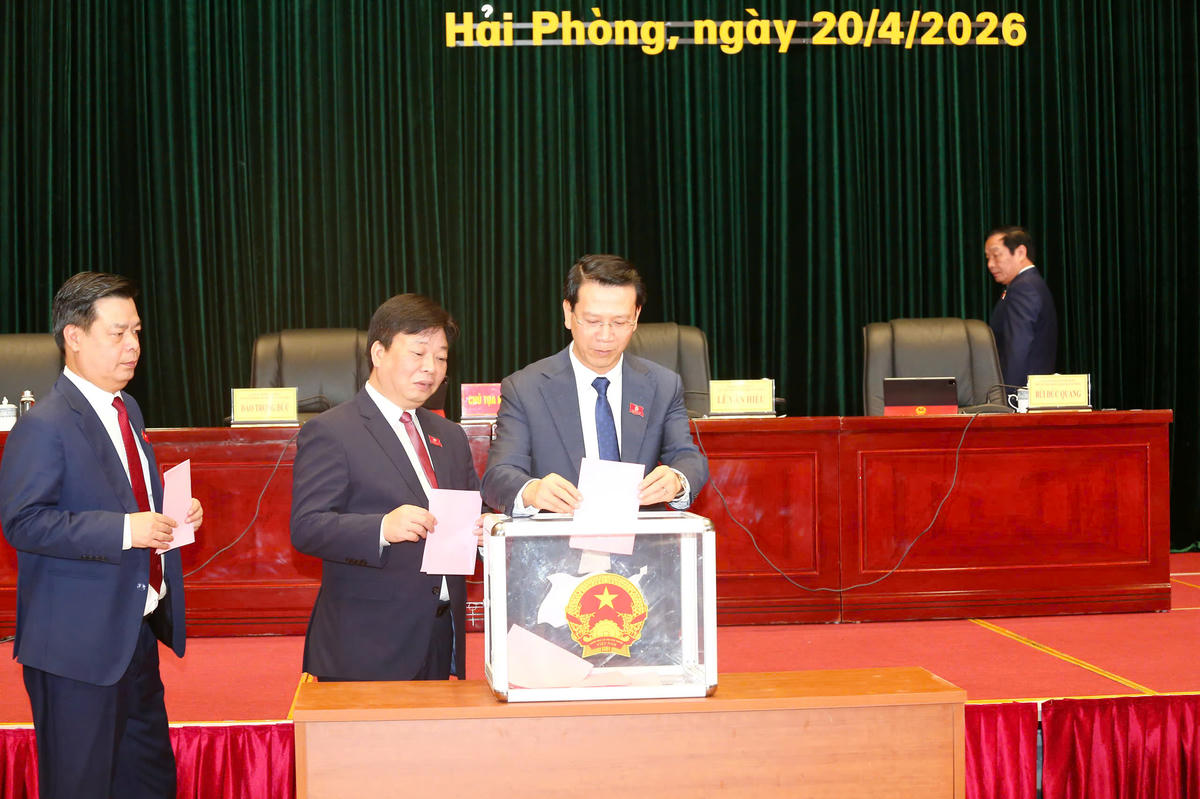 Các đại biểu bỏ phiếu bầu các chức danh lãnh đạo chủ chốt của HĐND TP Hải Phòng nhiệm kỳ 2026 - 2031. Ảnh: ĐT.