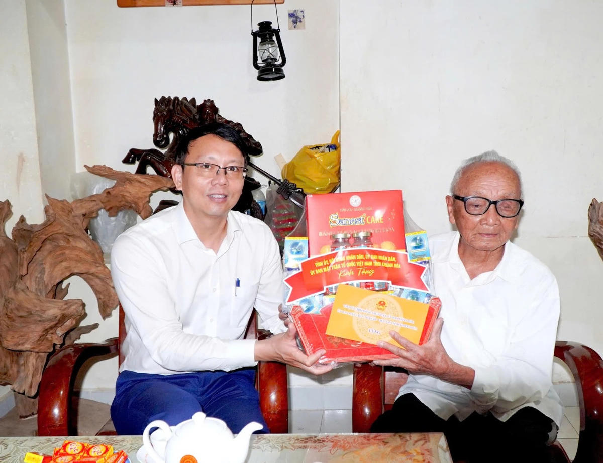 Ông Nguyễn Thanh Hà, Phó Chủ tịch UBND tỉnh Khánh Hòa, thăm hỏi, tặng quà ông Hoàng Công Thành. 