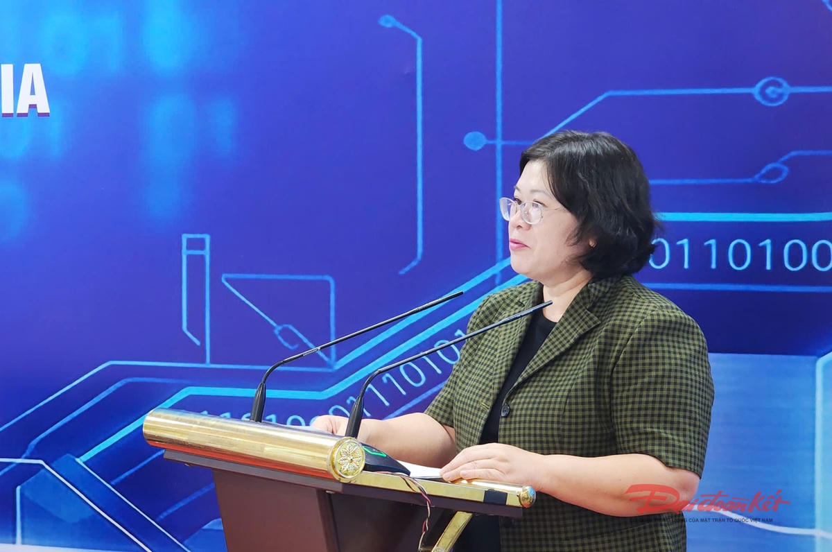 Bà Văn Thị Bạch Tuyết, Phó Bí thư Thành ủy TP Hồ Chí Minh phát biểu chào mừng tọa đàm. Ảnh: T.Luân.