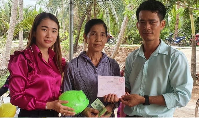 Hội Nông dân xã An Thạnh triển khai mô hình “Nuôi heo đất an sinh”, vận động người dân tích lũy tham gia BHXH tự nguyện. Ảnh: Kim Thảo.