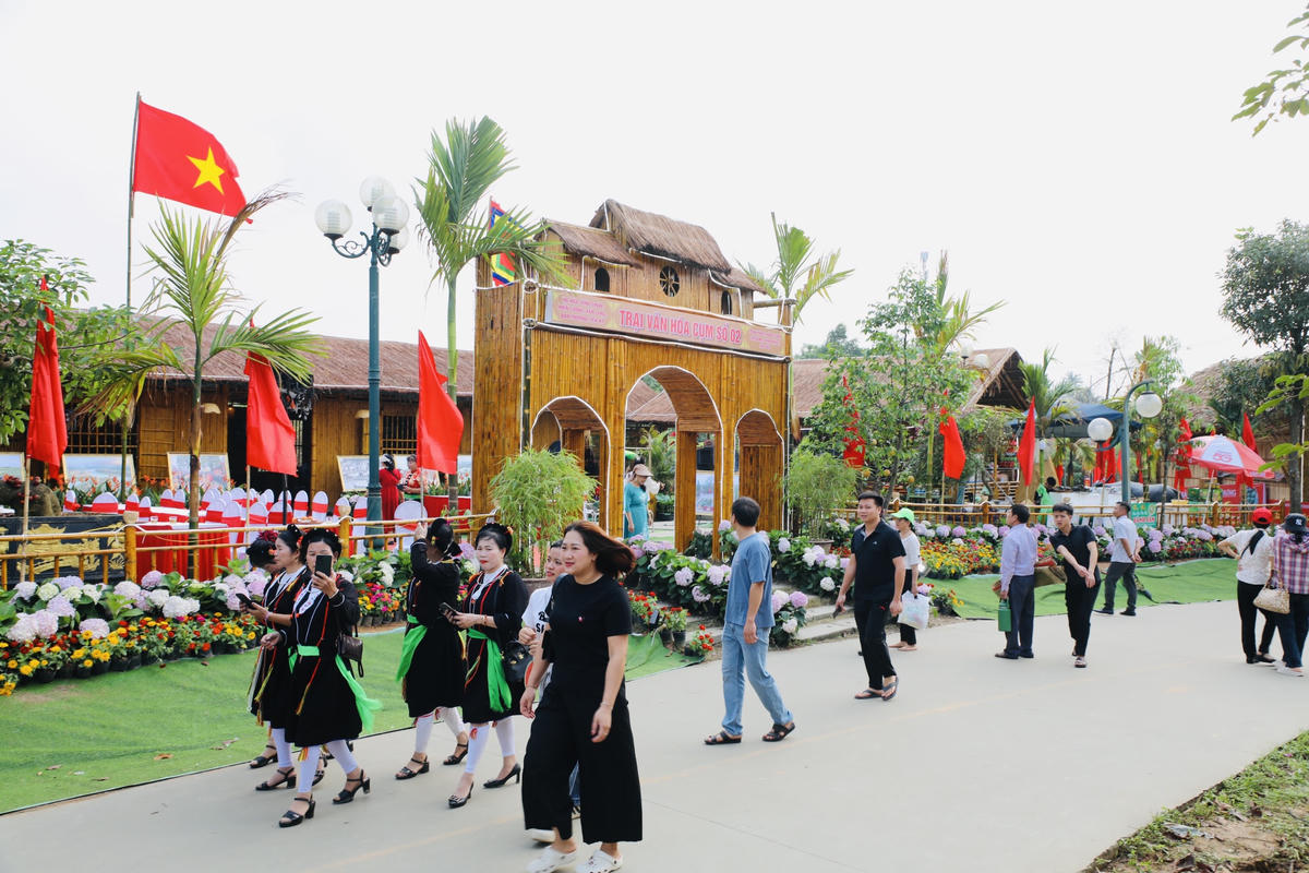 Du khách trải nghiệm “Ngôi làng đa sắc” tại Đền Hùng dịp Quốc Giỗ Hùng Vương 2026. Ảnh: Tùng Duy.