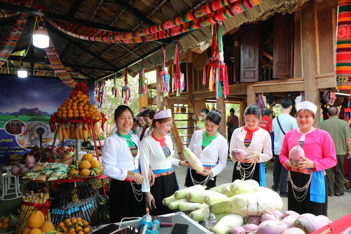 Sản vật đặc trưng vùng miền của đồng bào mang tới Hội trại Đền Hùng khá hấp dẫn du khách. Ảnh: Tùng Duy.