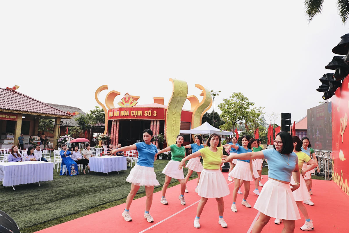 Màn dân vũ náo nhiệt hội trại. Ảnh: Tùng Duy.