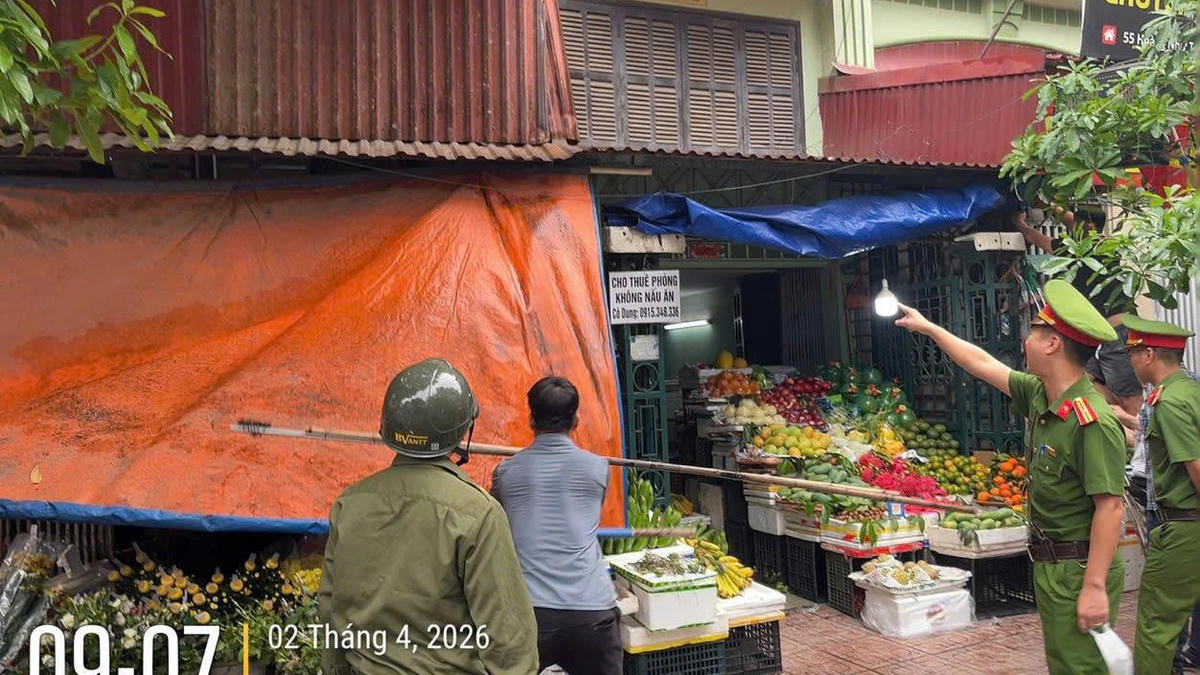 Kiên quyết xử lý tình trạng mái che, mái vẩy, biển bảng... mất mỹ quan đô thị.&nbsp;Ảnh: Đạt Lê