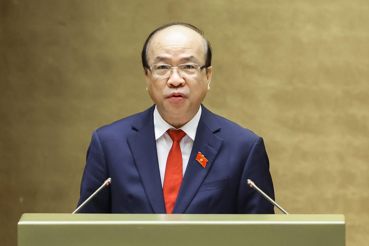 Chủ nhiệm Ủy ban Pháp luật và Tư pháp của Quốc hội Phan Chí Hiếu trình bày Báo cáo thẩm tra. Ảnh: Quang Vinh