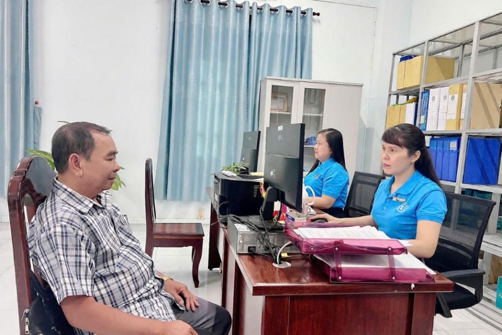 Nhiều người dân đã tự nguyện tham gia BHXH khi được cán bộ, viên chức BHXH cơ sở Vị Tân tuyên truyền. Ảnh: Kim Thảo.