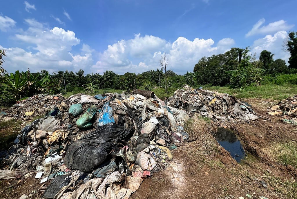 Hiện trường nơi Hồ Văn Kha đổ chất thải ra môi trường. 