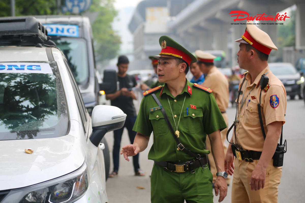 Thực hiện kế hoạch của Công an TP Hà Nội, Đội CSGT đường bộ số 7 phối hợp với Công an cơ sở tăng cường kiểm tra, xử lý các vi phạm dừng, đỗ xe sai quy định, hướng tới lập lại trật tự, kỷ cương đô thị, bảo đảm giao thông thông suốt, an toàn.
