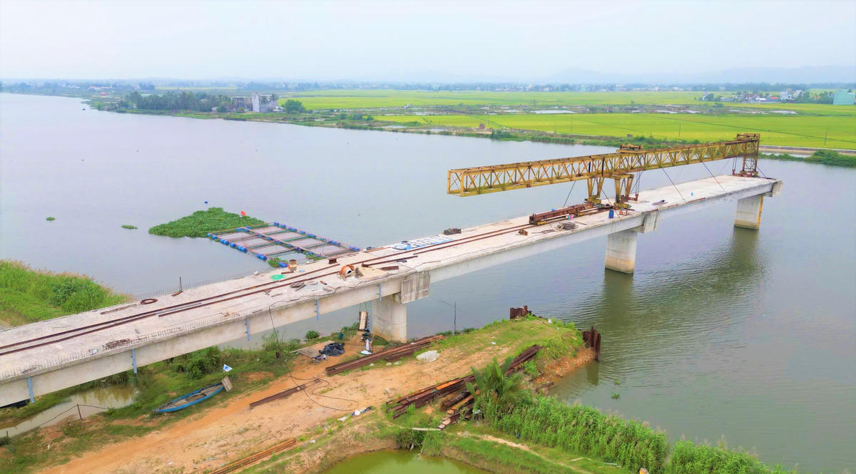 Nhiều hạng mục thi công cầu Tam Tiến chưa hoàn thành. Ảnh: Tấn Thành.