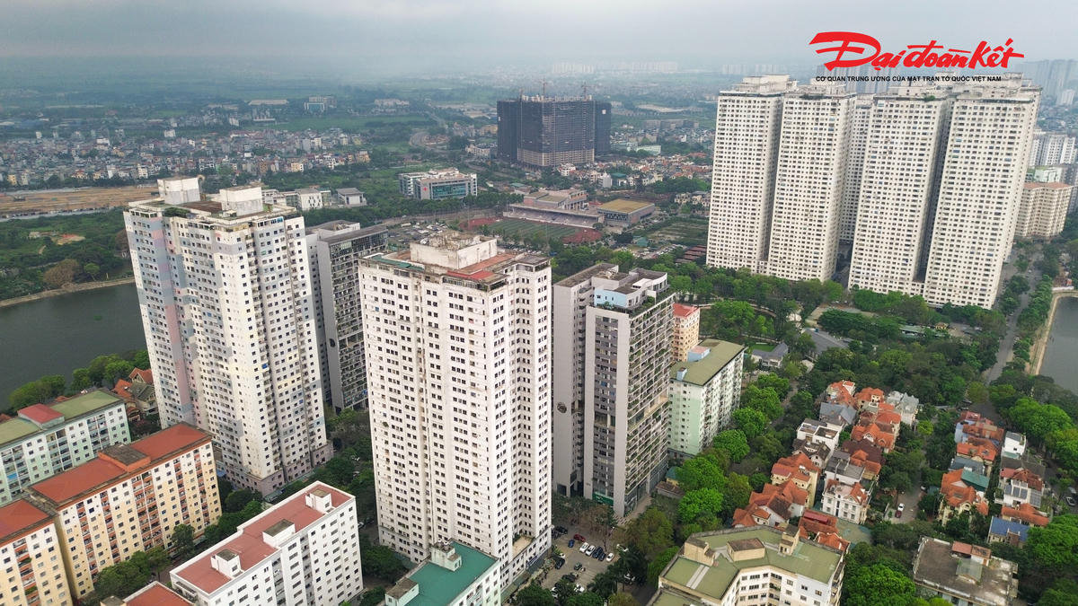 Theo kết luận thanh tra của Thanh tra TP Hà Nội, dự án tổ hợp chung cư HH Linh Đàm chỉ được phép xây dựng 27 tầng, nhưng chủ đầu tư đã xây dựng tới 36 tầng với các tòa HH4 và 41 tầng đối với các tòa HH1, HH2, HH3, vượt tới 9-14 tầng so với quy hoạch được phê duyệt.