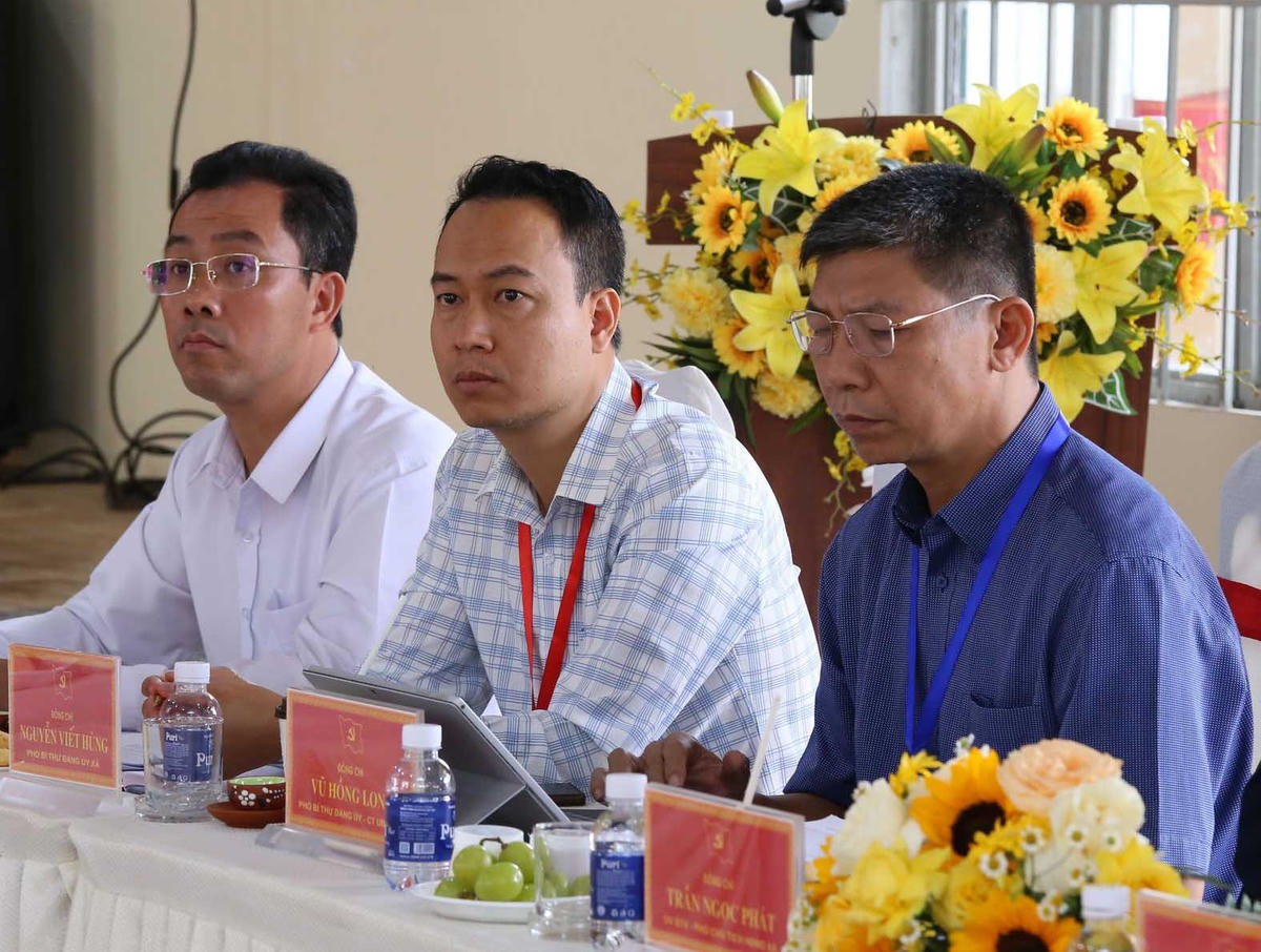 Lãnh đạo UBND xã Hòa Bắc tại buổi làm việc.