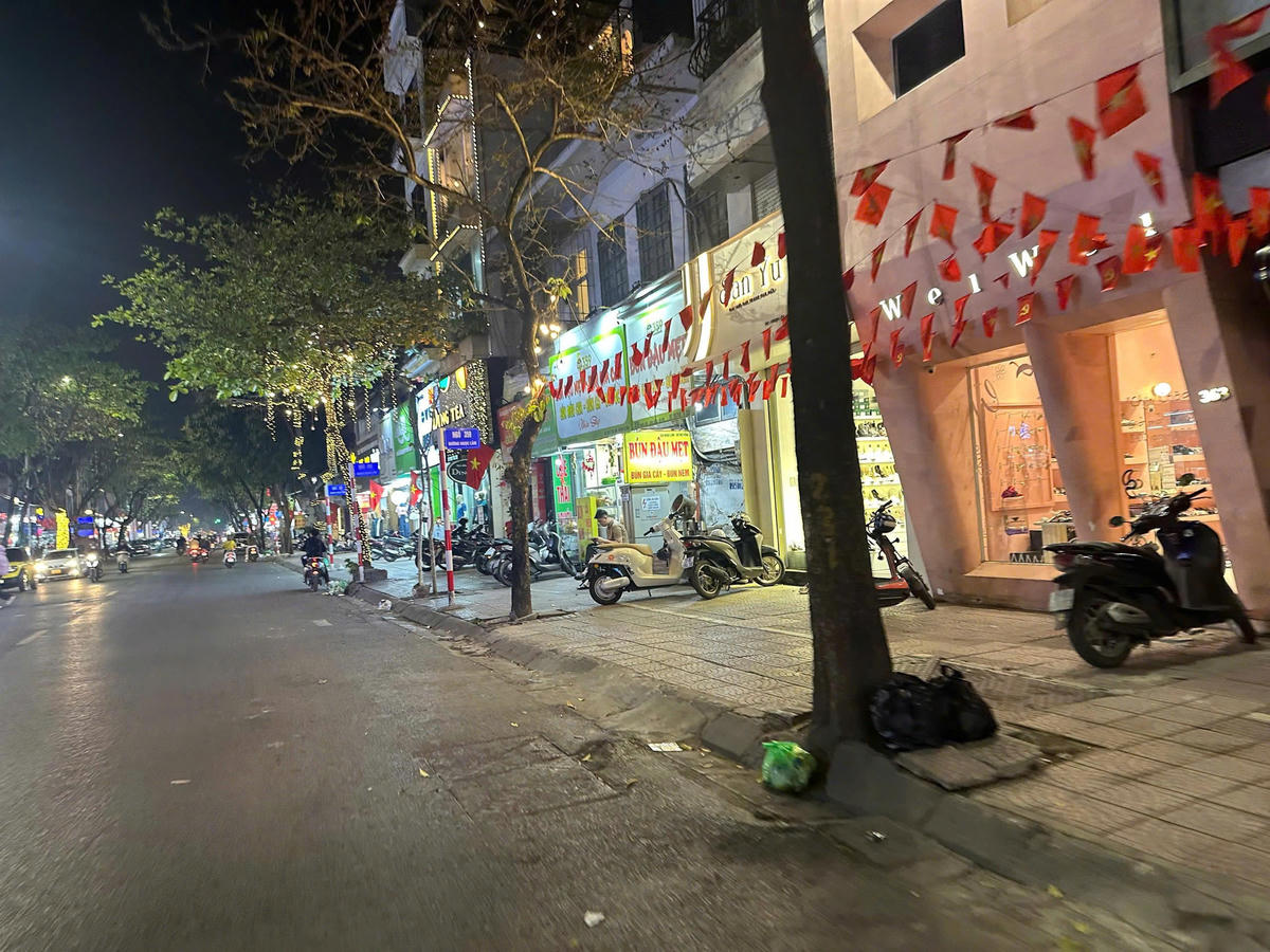 Các tuyến đường trên địa bàn phường Bồ Đề trở nên thông thoáng nhờ sự vào cuộc quyết liệt của lực lượng chức năng.&nbsp;Ảnh: Đạt Lê