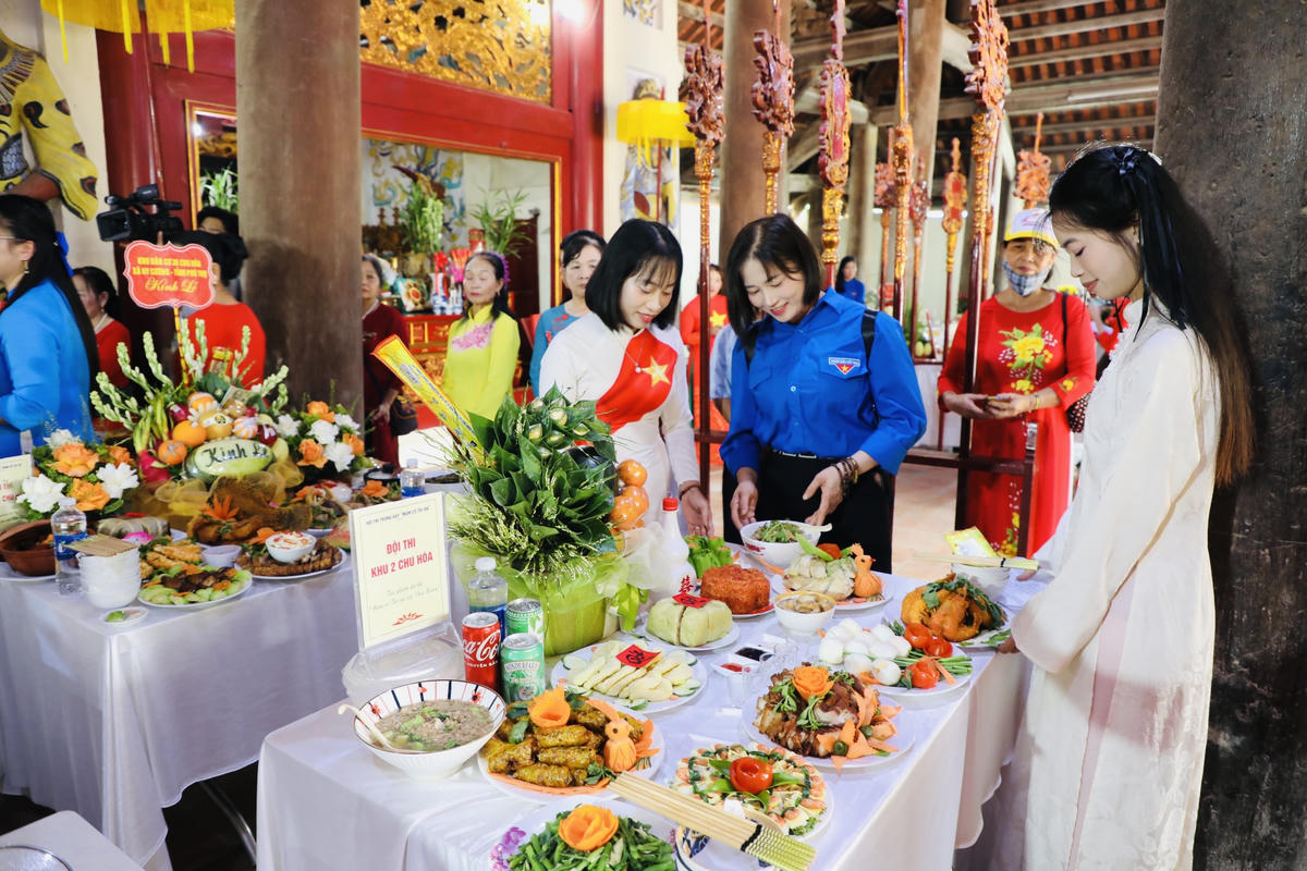 Người trẻ cùng tham gia soạn cỗ tri ân. Ảnh: Tùng Duy.