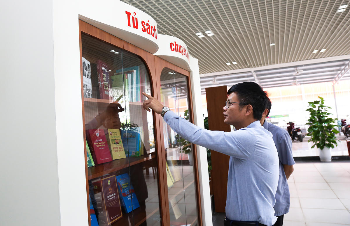 Đối với cán bộ, công chức, việc đọc sách mang lại những lợi ích thiết thực: Giúp cập nhật kiến thức, nâng cao trình độ chuyên môn; rèn luyện tư duy, phương pháp làm việc khoa học; nâng cao kỹ năng giao tiếp, xử lý công việc với nhân dân; góp phần xây dựng tác phong công vụ chuẩn mực, trách nhiệm.