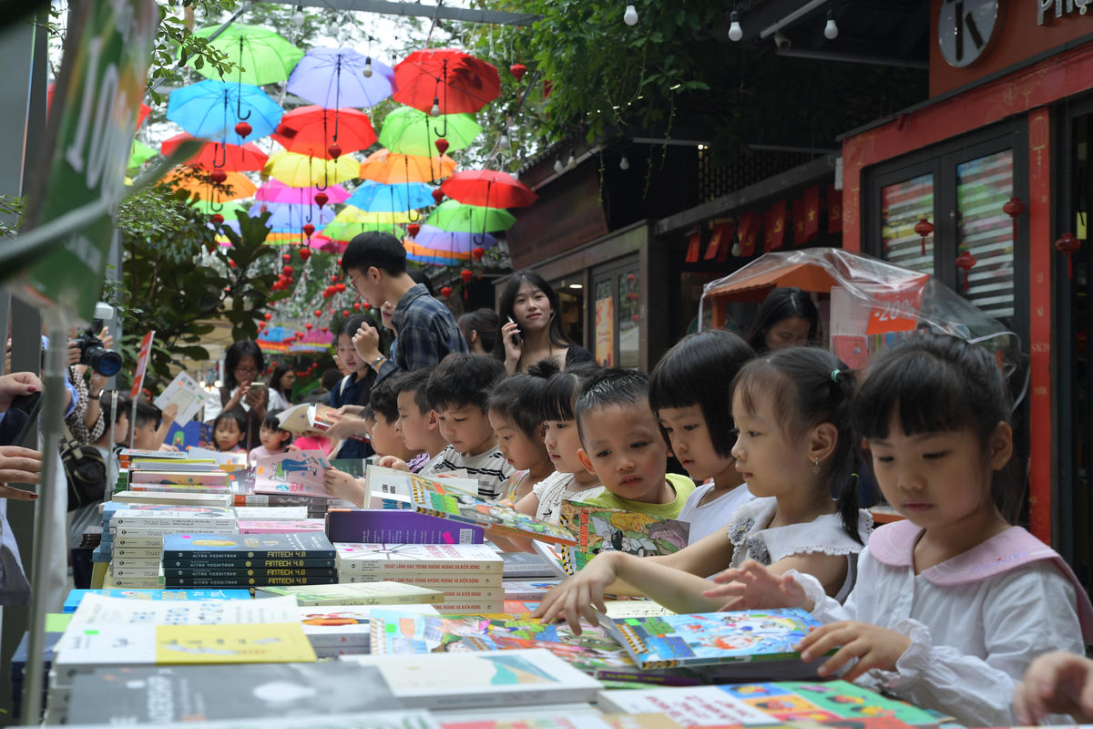 Không gian Hội sách được tổ chức theo hướng mở, thân thiện với nhiều hoạt động tương tác dành cho thiếu nhi.