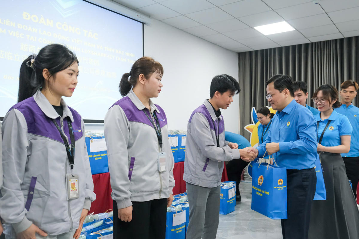 Phó Chủ tịch UBTƯ MTTQ Việt Nam, Chủ tịch Tổng Liên đoàn Lao động Việt Nam Nguyễn Anh Tuấn trao quà cho công nhân, người lao động.