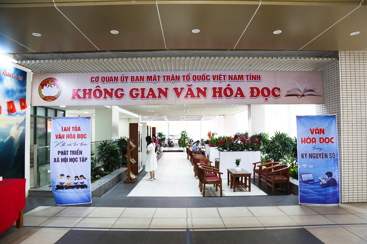 Không gian văn hóa đọc được Cơ quan Ủy ban MTTQ Việt Nam tỉnh Cao Bằng bố trí ngay tại sảnh tầng 1 với các tủ sách, bàn ghế ngồi đọc cho hàng chục người.