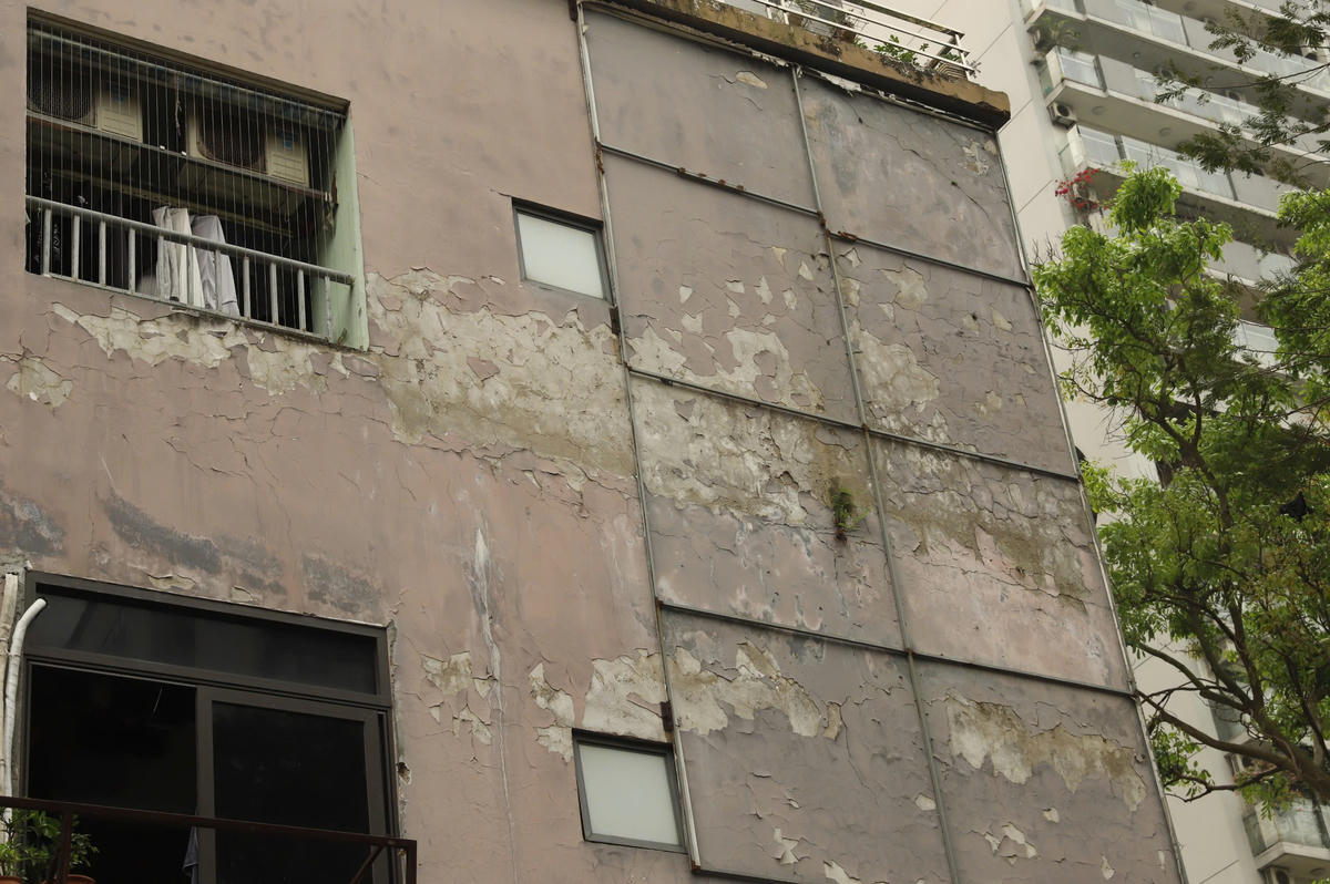 Nhìn từ bên ngoài, nhiều khu vực của dự án này đã xuống cấp sau khi dân vào ở hơn 10 năm. Ảnh: Lê Khánh.