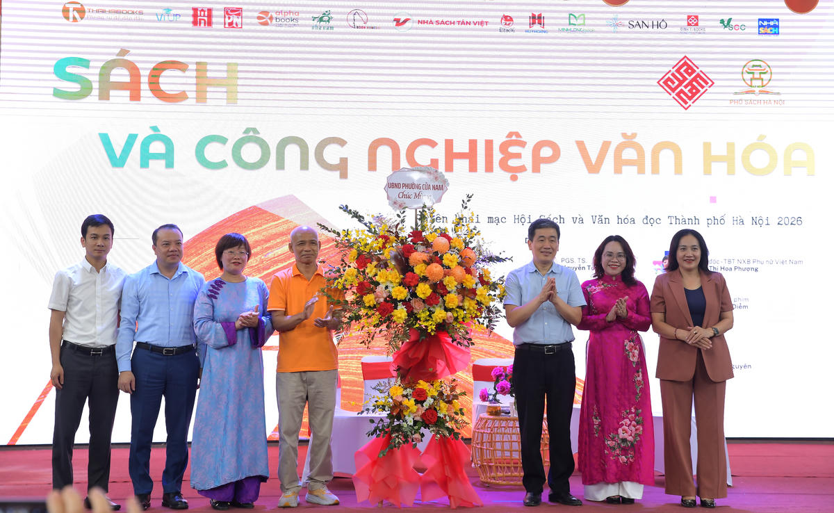 Lãnh đạo UBND phường Cửa Nam tặng hoa cho các đơn vị xuất bản.