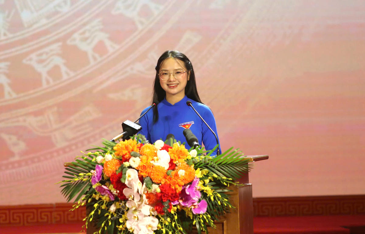 Em Bùi Hà Vy, học sinh Trường THPT Chuyên Hà Tĩnh phát biểu. Ảnh: HN.