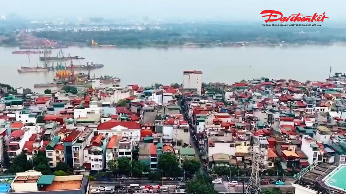 Theo chủ đầu tư dự án, tại khu vực phía Hoàn Kiếm, tổng diện tích phải thu hồi để phục vụ dự án là 9,59 ha, gồm 4,44 ha tại phường Hồng Hà, 2,38 ha tại phường Cửa Nam và 2,77 ha tại phường Hai Bà Trưng. Tuy nhiên đến nay, khu vực này chưa bàn giao được mặt bằng&nbsp;khiến các hạng mục phía đầu cầu trung tâm thành phố chưa thể triển khai đồng bộ.