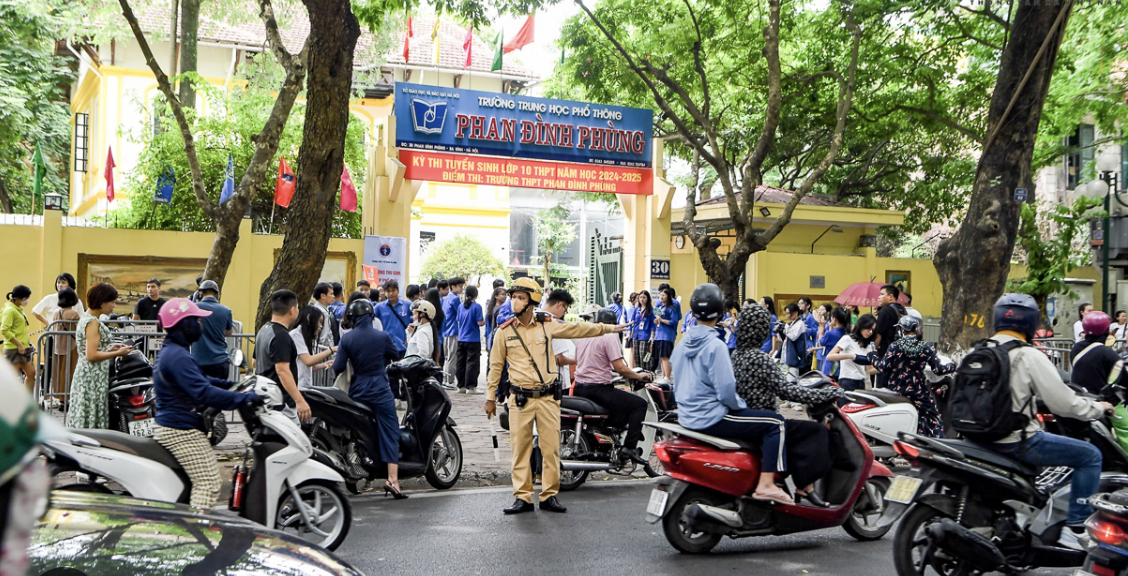 CSGT phân luồng giao thông.