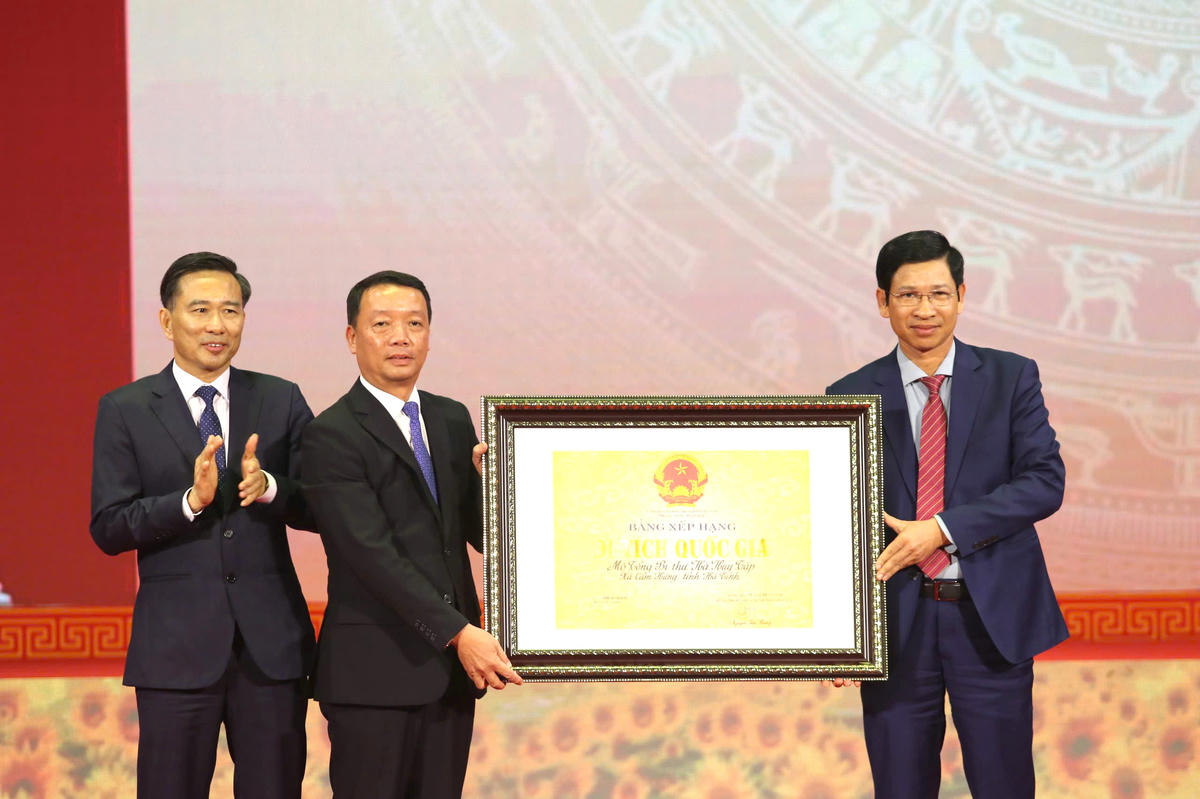  Thứ trưởng Bộ Văn hóa, Thể thao và Du lịch Hồ An Phong đã trao Bằng xếp hạng Di tích Quốc gia Mộ Tổng Bí thư Hà Huy Tập cho tỉnh Hà Tĩnh. Ảnh: HN.