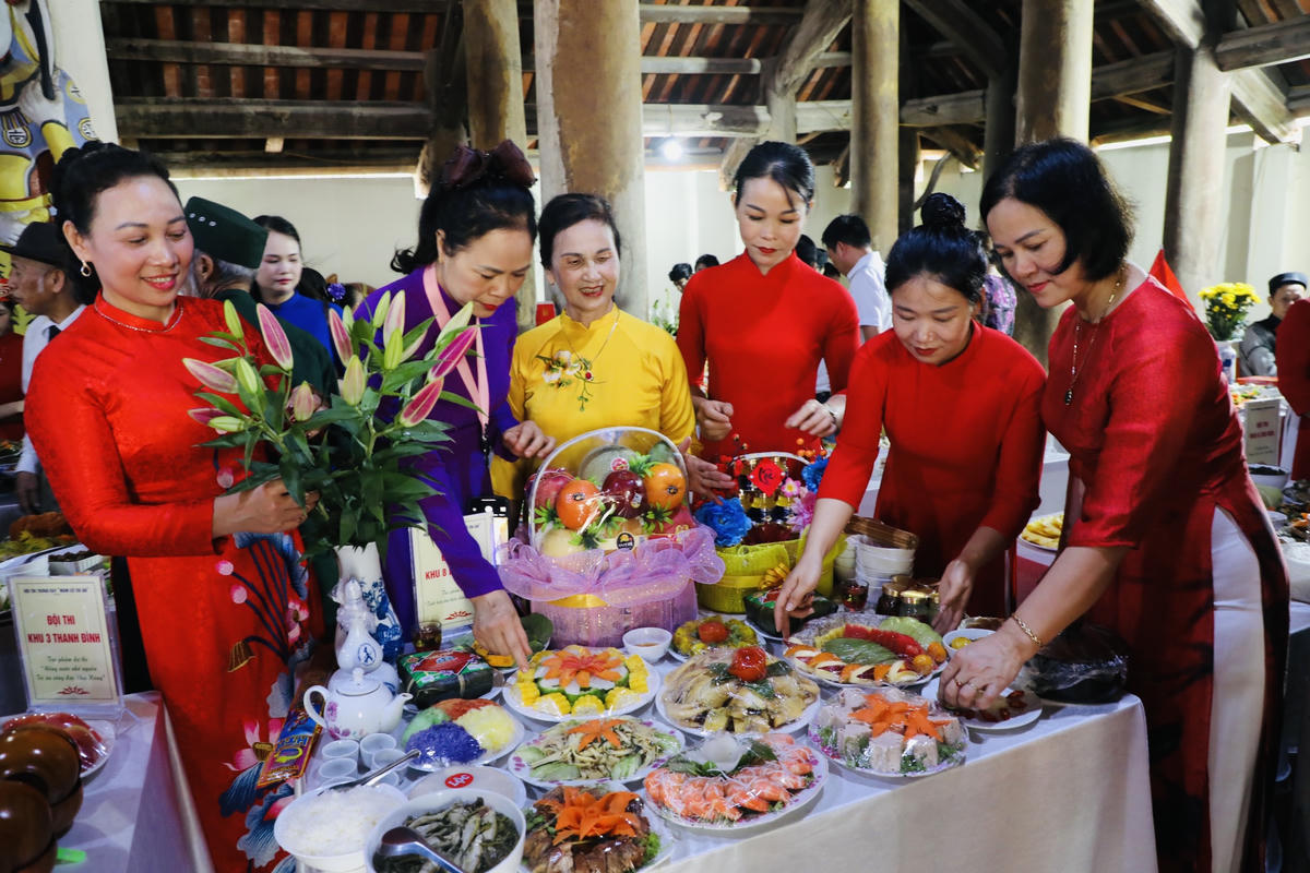 Các mâm cỗ được chuẩn bị chu đáo, hấp dẫn. Ảnh: Tùng Duy.