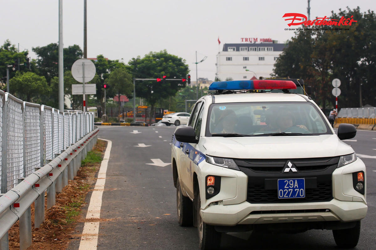 Cụ thể, tuyến quốc lộ 2 đoạn qua nút giao được mở rộng, mỗi chiều tăng thêm làn xe, góp phần nâng cao năng lực thông hành. Hệ thống dải phân cách được thay thế bằng dải phân cách cứng có phản quang, kết hợp rào chắn để ngăn chặn tình trạng quay đầu, đi sai làn.