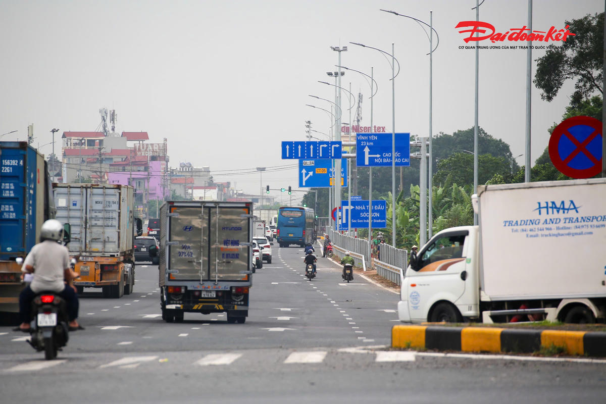 Hai bên tuyến đường cũng được lắp đặt hàng rào cố định, đồng thời cắm biển cấm dừng, đỗ xe, qua đó chấm dứt hoàn toàn tình trạng họp chợ, buôn bán nông sản ven đường, nguyên nhân chính gây mất an toàn giao thông trước đây.