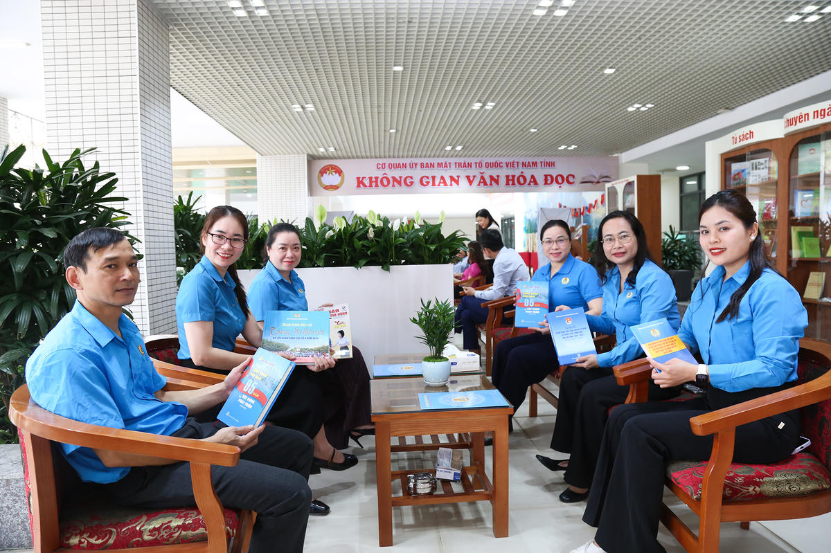 Các cán bộ, viên chức Ban Công tác Công đoàn bày tỏ sự ấn tượng với không gian văn hóa đọc vừa được Ủy ban MTTQ Việt  Nam tỉnh xây dựng. Đây không chỉ là một góc đọc sách được bố trí khoa học, thân thiện, đẹp mắt mà còn là một không gian văn hóa có ý nghĩa trong việc nâng cao tri thức, bồi dưỡng kỹ năng và cân bằng đời sống tinh thần cho cán bộ, công chức.