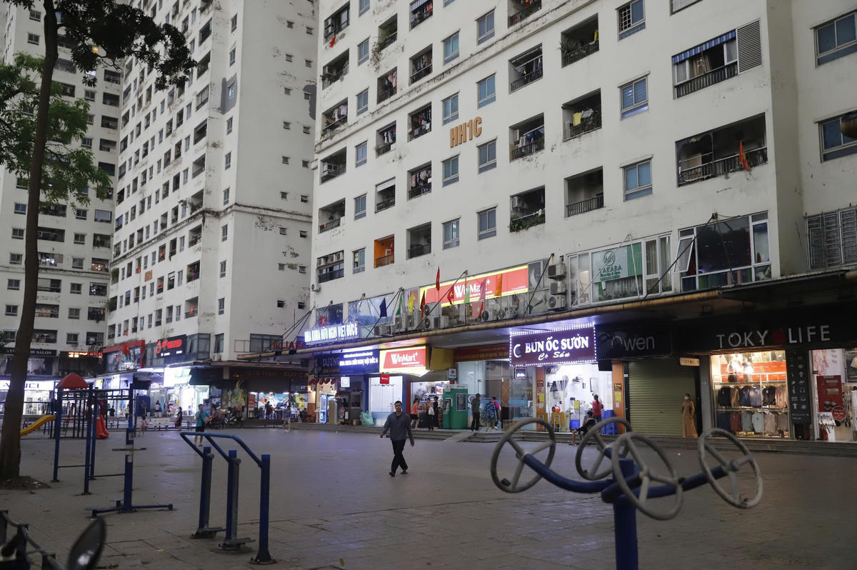 Với lượng lớn cư dân đang cư trú, tổ hợp chung cư HH Linh Đàm là nơi có mật độ dân số cao nhất tại Hà Nội. Ảnh: Lê Khánh.