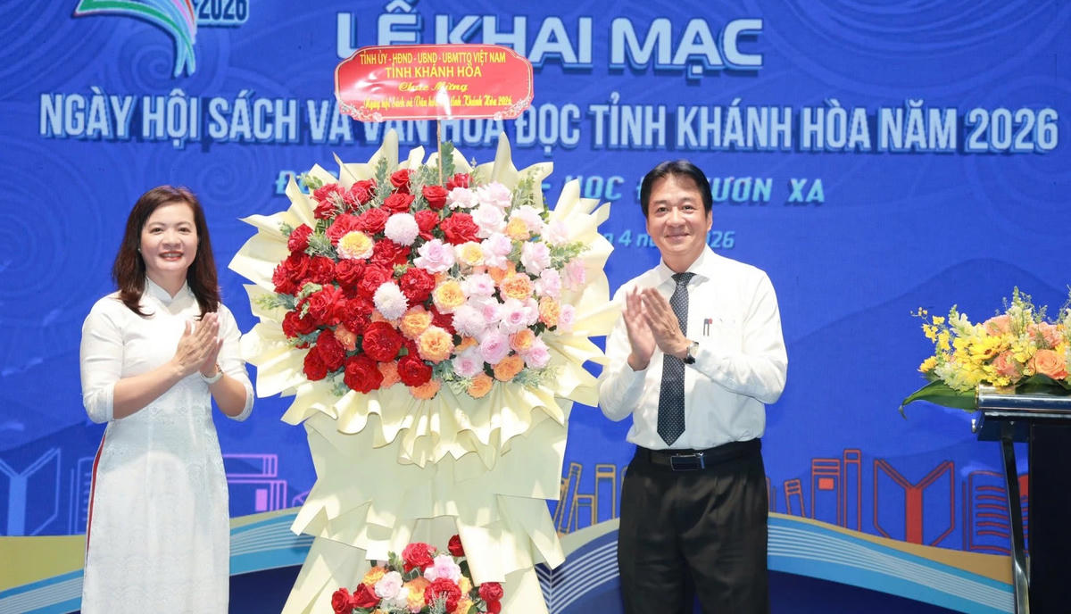 Ông Nguyễn Long Biên, Phó Chủ tịch Thường trực UBND tỉnh Khánh Hòa, tặng hoa chúc mừng Ngày hội Sách và Văn hóa đọc tỉnh Khánh Hòa năm 2026.