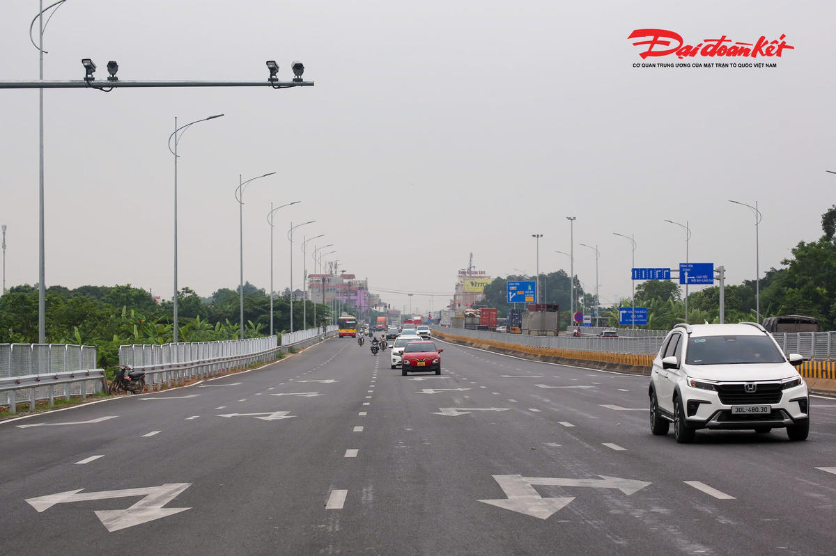 Thực hiện chỉ đạo của Ban Giám đốc Công an TP Hà Nội về xử lý các điểm đen, điểm tiềm ẩn ùn tắc, Phòng Cảnh sát giao thông đã phối hợp với các đơn vị chức năng rà soát toàn diện nút giao Nội Bài – khu vực từng được xác định là phức tạp về giao thông trong nhiều năm. Trên cơ sở đó, Đội CSGT đường bộ số 15 đã tham mưu và triển khai hàng loạt giải pháp đồng bộ nhằm tổ chức lại giao thông.