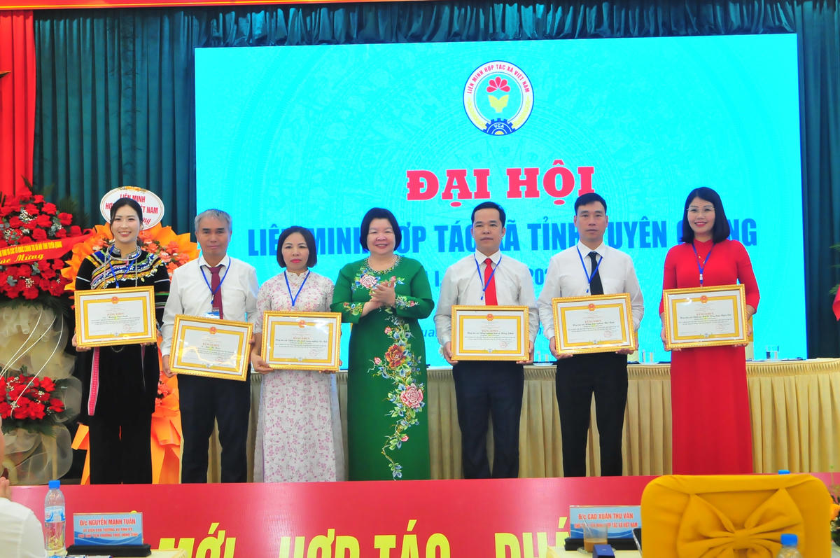 Bà Cao Xuân Thu Vân - Chủ tịch Liên minh HTX Việt Nam tặng Bằng khen cho các tập thể, cá nhân có thành tích xuất sắc trong phát triển kinh tế tập thể giai đoạn 2020-2025. Ảnh: Xuân Trường.