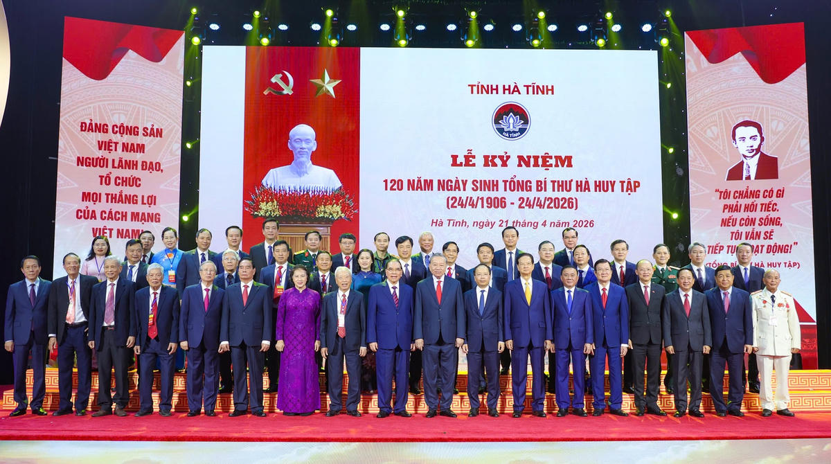 Lãnh đạo, nguyên lãnh đạo Đảng, Nhà nước chụp ảnh lưu niệm sau buổi lễ. Ảnh: HN.