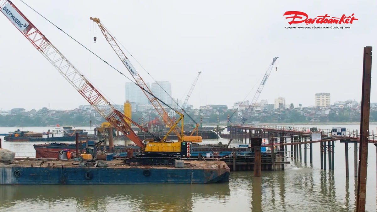 Bên cạnh đó, tại phường Bồ Đề, công tác giải phóng mặt bằng đã có chuyển biến nhưng vẫn còn nhiều điểm nghẽn. Tổng diện tích cần thu hồi là 16,59 ha, trong đó đã bàn giao được 11,19 ha. Phần diện tích còn lại chủ yếu vướng vào các khu đất quốc phòng và hạ tầng kỹ thuật.