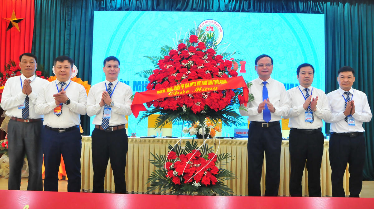 Ông Nguyễn Mạnh Tuấn - Ủy viên Ban Thường vụ Tỉnh ủy, Phó Chủ tịch Thường trực UBND tỉnh Tuyên Quang tặng hoa chúc mừng Đại hội. Ảnh: Xuân Trường.