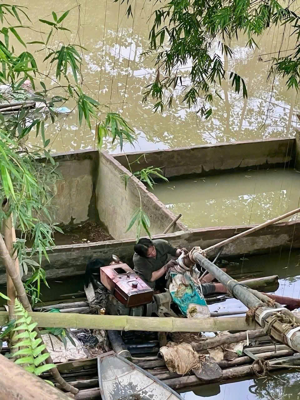 Một trong các phương tiện ông Vĩnh sử dụng để khai thác cát, sỏi trái phép. Ảnh: Phương Tuấn.