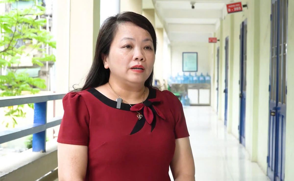 Cô Cao Thị Thắng – giáo viên môn Ngữ văn, Trường THPT Phùng Khắc Khoan trao đổi cùng phóng viên Báo Đại đoàn kết.&nbsp;