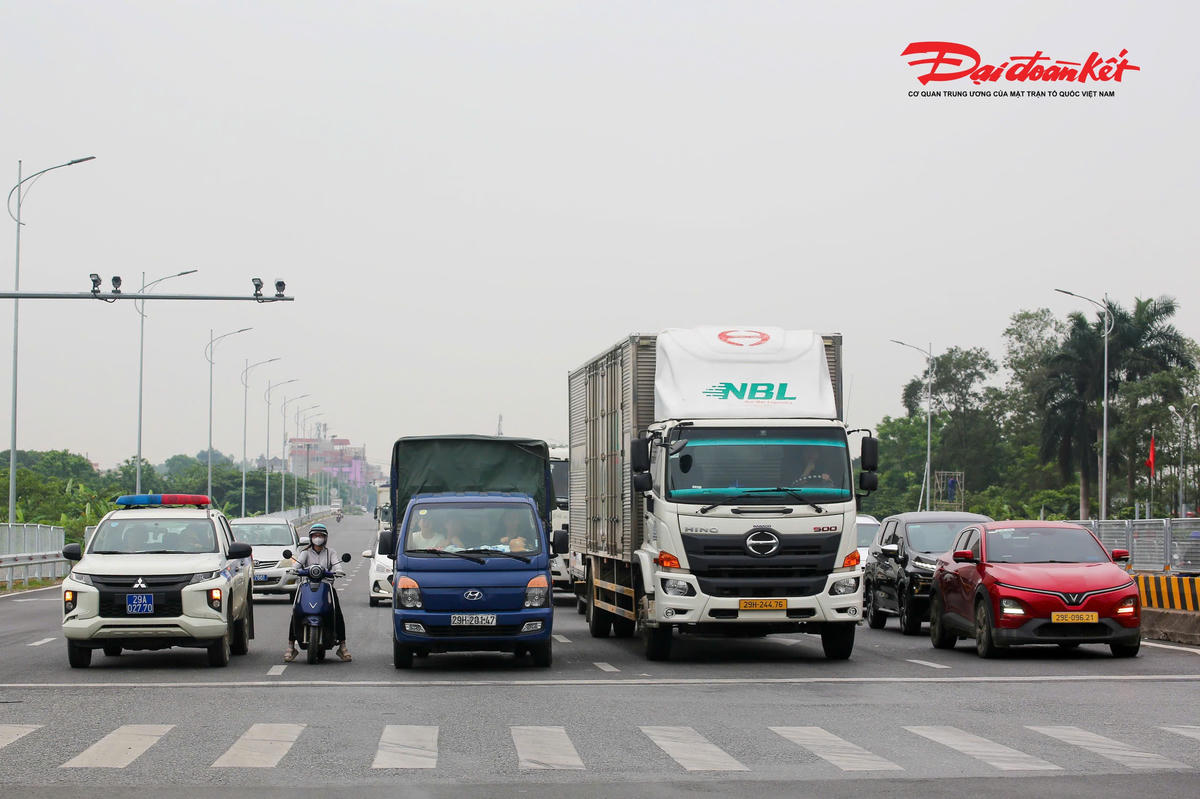 Đáng chú ý, việc xén vỉa hè, mở rộng làn rẽ phải từ đường Võ Nguyên Giáp ra quốc lộ 2 đã giúp phương tiện di chuyển liên tục, giảm áp lực đáng kể cho hệ thống đèn tín hiệu. Bên cạnh đó, hệ thống camera giám sát ứng dụng công nghệ AI được lắp đặt tại nút giao góp phần theo dõi, phân tích lưu lượng, kịp thời phát hiện và xử lý các tình huống phát sinh.